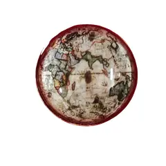 Foto de um(a) Peso de Papel Mapa Antigo, da categoria de Pesos de papel. Peso de papel em vidro translúcido com decoupage de mapas antigos, parte de baixo com fundo em eva. Peça única pelo designer... Vendido no marketplace Trésors.