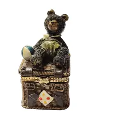 Foto de um(a) Caixinha Ursinho em Resina, Década de 1990, da categoria de Outros objetos decorativos. Caixinha em resina policromada com fecho em latão polido made in china, década de 1990 A: 8 cm L: 4 cm P: 4 cm peso: 98 g. Vendido no marketplace Trésors.
