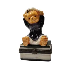 Foto de um(a) Caixinha de Porcelana Ursinho Marinheiro, Década de 1990, da categoria de Porta-Jóias. Porta joia em porcelana policromada, fecho em latão oxidado. Made in china, década de 1990 A: 7,5 cm L: 4,5 cm P: 3 cm ... Vendido no marketplace Trésors.