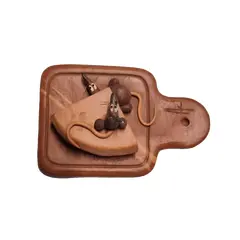 Foto de um(a) Escultura Ratinhos No Queijo, Cerâmica, da categoria de Escultura. Escultura em cerâmica assinada. Tábua de queijo com gatinhos comendo queijo. A: 6 cm L: 14 cm P: 8,5 cm peso: 216 g. Vendido no marketplace Trésors.