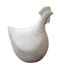 Foto de um(a) Galinha em Cerâmica Esmaltada, Década de 1990, da categoria de Modelos e estatuetas. Galinha em cerâmica esmaltada de branco com textura em relevo, década de 1990 A: 14 cm L: 7,5 cm P: 9,5 cm peso: 222 g. Vendido no marketplace Trésors.