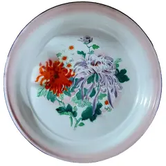 Foto de um(a) Bandeja Esmaltada Bumper Harvest, Década de 1980, da categoria de Bandejas. Bandeja esmaltada, borda rosada e estampa floral. Marca: bumper harvest - made in china, década de 1980. Diâmetro: 45 cm /... Vendido no marketplace Trésors.