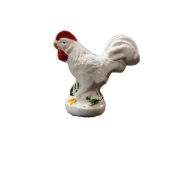 Foto de um(a) Galo em Porcelana Branca, Década de 1960, da categoria de Modelos e estatuetas. Galo em porcelana branca com policromia nos detalhes. Sem marca do fabricante, década de 1960. A: 10 / L: 5 cm / P: 11 cm... Vendido no marketplace Trésors.