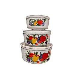 Foto de um(a) Conjunto 3 Bowls em Porcelana Santa Rosa-Pedreira, Década de 1940, da categoria de Travessas e tigelas. Conjunto de 3 bowls em porcelana com estampa de frutas policromadas e filete em ouro. Década de 1940, porcelana santa rosa -... Vendido no marketplace Trésors.