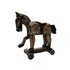 Foto de um(a) Cavalo em Madeira com Rodinhas, Década de 1970, da categoria de Brinquedos de puxar. Cavalo com rodinhas, esculpido em madeira. Rodinhas de madeira com parte interna em metal. Com envelhecimento natural década... Vendido no marketplace Trésors.