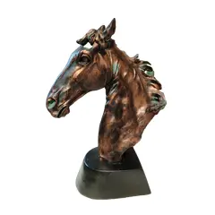 Foto de um(a) Escultura Equina, Década de 1980, da categoria de Escultura. Escultura equina em resina com pátina cobre oxidada, década de 1980. Peça única pelo designer marcelus riba. A: 29 cm / L:... Vendido no marketplace Trésors.
