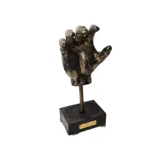 Foto de um(a) Escultura Mão, Década de 2000, da categoria de Escultura. Escultura de mão em resina com haste em latão e base em madeira ebanizada e apliques com pés em latão. Peça única pelo... Vendido no marketplace Trésors.