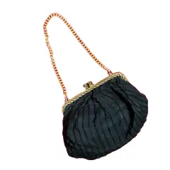 Foto de um(a) Bolsa de Mão, Década de 1930, da categoria de Outros colecionáveis. Bolsa em tecido com fecho e corrente em latão, década de 1930. A: 9 cm L: 0,5 cm P: 7 cm peso: 63 g. Vendido no marketplace Trésors.