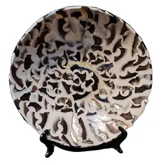 Foto de um(a) Prato Tailandês Decorativo em Resina, Década de 1990, da categoria de Pratos Decorativos. Prato fundo de resina com incrustações de abalone, decorativo e feito na tailândia na década de 1990. Diâmetro: 20 cm / A:... Vendido no marketplace Trésors.