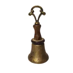 Foto de um(a) Sineta de Mesa em Latão e Madeira, Década de 1940, da categoria de Outros objetos decorativos. Sineta de mesa em latão e madeira, década de 1940 Diâmetro da base: 7 cm A: 17,5 cm peso: 486 g. Vendido no marketplace Trésors.