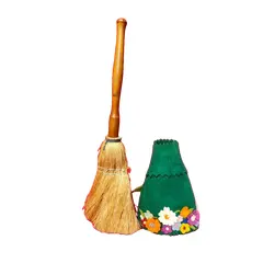 Foto de um(a) Vassourinha de Mesa, Década de 1940, da categoria de Outros objetos decorativos. Vassourinha de mesa com capa de feltro verde e aplicação de flores também em feltro, cerdas de sisal e cabo madeira... Vendido no marketplace Trésors.