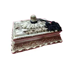 Foto de um(a) Porta Joias em Gesso, Década de 2000, da categoria de Porta-Jóias. Porta jóias em gesso com pátina dourada envelhecida com tassel preto, década de 2000 A: 10,5 cm C: 19 cm L: 17 cm peso: 1kg. Vendido no marketplace Trésors.