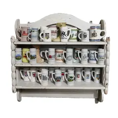 Foto de um(a) Combo 36 Mini Canecos de Chopp, da categoria de Canecas. Canecos de chopp miniatura em porcelana policromada. Coleção composta por 36 exemplares, com indicação de eventos, bandeiras... Vendido no marketplace Trésors.