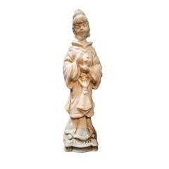 Foto de um(a) Escultura Japonesa Cerâmica 80'S, da categoria de Modelos e estatuetas. Escultura japonesa em cerâmica, década de 1980 A: 24 cm L: 7 cm P: 7 cm peso: 250 g. Vendido no marketplace Trésors.