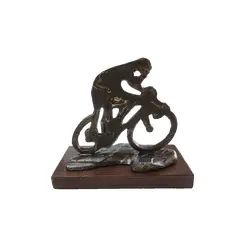 Foto de um(a) Escultura O Ciclista em Resina e Imbuia, Década de 1980, da categoria de Escultura. O ciclista: escultura em resina com pátina bronze envelhecido, base em imbuia. Década de 1980 não apresenta registro do... Vendido no marketplace Trésors.
