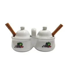 Foto de um(a) Galheteiro de Mesa em Porcelana, Década de 2000, da categoria de Saleiros e pimenteiros. Galheteiro de mesa em porcelana com adesivo de frutas somente de um lado. Tampa e colheres com cabo de madeira. Made in... Vendido no marketplace Trésors.