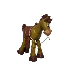 Foto de um(a) Mini Bullseye Toy Story Anos 2000, da categoria de Figuras de ação. Mini bullseye do filme toy story, cavalo do personagem jessie - articulado e divertido. 10,5cm de altura 4cm de largura 9cm... Vendido no marketplace Trésors.