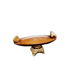 Foto de um(a) Centro de Mesa em Madeira e Resina, da categoria de Centro de mesa. Centro de mesa em madeira e resina com dois pássaros e base em relevo folhada a ouro. Peça única pelo designer marcelus... Vendido no marketplace Trésors.