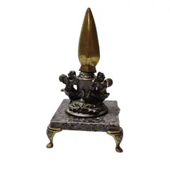 Foto de um(a) Escultura de Mesa Ponta de Lança e Anjos, Peça Única, Década de 2000, da categoria de Escultura. Escultura de mesa: ponta de lança em latão polido segurada por anjos de resina com pátina bronze oxidada, base em granito... Vendido no marketplace Trésors.