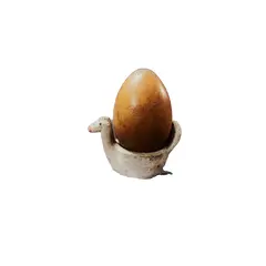 Foto de um(a) Galinha Rústica em Cerâmica e Madeira, Década de 1960, da categoria de Outros objetos decorativos. Porta ovos em cerâmica rústica em formato de galinha e ovo de madeira, anos 1960. A: 5 cm L: 4,6 cm P: 8 cm A do ovo: 7,5... Vendido no marketplace Trésors.