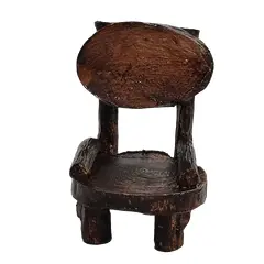 Foto de um(a) Mini Cadeirinha em Resina com Pegada Rústica, Década de 2000, da categoria de Móveis e miniaturas para bonecas. Miniatura de cadeira feita com fragmentos de resina, dando o aspecto orgânico de uma peça de madeira rústica, década de 2000... Vendido no marketplace Trésors.