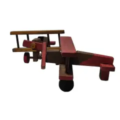 Foto de um(a) Aviões Biplano em Madeira, Década de 2000, da categoria de Modelos e estatuetas. Dois aviões biplano em madeira na cor amarela e vermelha, década de 2000 A: 15cm L: 16,5cm P: 18cm peso: 400g. Vendido no marketplace Trésors.