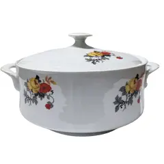 Foto de um(a) Sopeira em Porcelana Branca com Policromia Floral, Fabricante Srs, Década de 1960, da categoria de Terrinas de sopa. Sopeira em porcelana branca com policromia floral típica dos anos 1960, alças lisas e tampa com puxador e abertura para a... Vendido no marketplace Trésors.