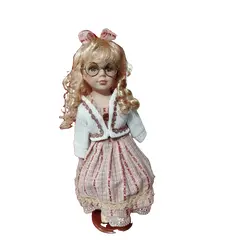 Foto de um(a) Boneca de Porcelana com Suporte e Embalagem Original, Década de 1990, da categoria de Bonecas. Boneca de porcelana com suporte e embalagem original, década de 1990 parte do corpo com enchimento, como no padrão. Cabelos... Vendido no marketplace Trésors.