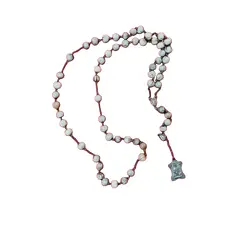 Foto de um(a) Rosário Década de 1940, da categoria de Objetos religiosos e espirituais. Rosário do anos 1940 com contas de lágrimas de Nossa Senhora, entremeio com nossa senhora das graças e finaliza com medalha... Vendido no marketplace Trésors.