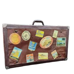 Foto de um(a) Mala em Madeira com Selos de Hotéis, Década de 1940, da categoria de Malas. Mala década de 1940 em madeira forrada com papel tipo couro e com cantoneiras em metal niquelado. Com várias etiquetas de... Vendido no marketplace Trésors.