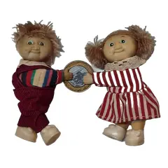 Foto de um(a) Vintage Dolls Cabbage Patch, Colecionáveis, Década de 1980, da categoria de Bonecas. Vintage dolls cabbage patch, colecionáveis. Mini dolls anos 1980, menino e menina com roupas em tecido e cabelinhos de lã.... Vendido no marketplace Trésors.