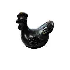 Foto de um(a) Galinha em Cerâmica Ebanizada, Década de 1970, da categoria de Modelos e estatuetas. Galinha em cerâmica ebanizada com manchas douradas provocadas na queima para fazer essa técnica de alta temperatura, década... Vendido no marketplace Trésors.