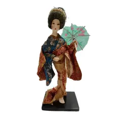 Foto de um(a) Japonesa com Kosode em Seda, Década de 1960, da categoria de Modelos e estatuetas. Japonesa com seu traje típico - o kosode, em seda forrado. Um clássico dos anos 1960. Com marcas de uso, dando mais... Vendido no marketplace Trésors.