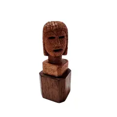 Foto de um(a) Escultura em Pedra de Gres, Década de 1990, da categoria de Escultura. Escultura de mesa em pedra de gres com base em cedro. Decada de 1990. Peça única. A: 14 cm / L: 5,5 cm / P: 5,5 cm / peso:... Vendido no marketplace Trésors.