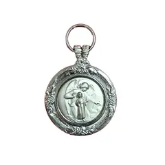 Foto de um(a) Medalha de Berço Anjo da Guarda em Latão Espessurado em Prata, Década de 1950, da categoria de Objetos religiosos e espirituais. Medalha de berço anjo da guarda, em latão espessurado em prata, anos 1950. Diâmetro: 6,2 cm A: 9,8 cm Peso: 62 g. Vendido no marketplace Trésors.
