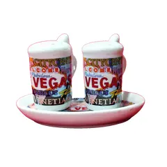Foto de um(a) Saleiro e Pimenteira Las Vegas, Souvenir Dos Anos 1980, da categoria de Saleiros e pimenteiros. Sal e pimenta de mesa direto de las vegas em porcelana policromadas clássico das lembrancinhas dos anos 80. Divertido e... Vendido no marketplace Trésors.