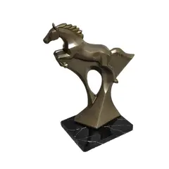 Foto de um(a) Escultura Equina em Poliresina, Peça Única, Década de 2000, da categoria de Escultura. Escultura equina em poliresina italiana com pátina bronze, base em madeira marmorizada. Peça única pelo designer marcelus... Vendido no marketplace Trésors.