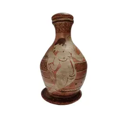 Foto de um(a) Moringa em Terracota, Ano 2000, da categoria de Garrafas, potes e jarros. Moringa em terracota pintada a mão com inspiração em achados arqueológicos do sec. ii, dc, retratando um anjo feminino.... Vendido no marketplace Trésors.