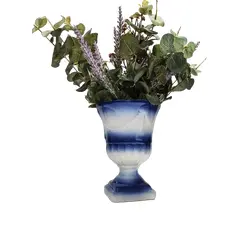 Foto de um(a) Copa em Cerâmica Azul e Branco Esmaltada, Tipo Borrão, Década de 1980, da categoria de Vasos. Copa em cerâmica azul e branco esmaltada, tipo borrão, com base quadrada, corpo gomado e guirlanda em relevo, década de 1980... Vendido no marketplace Trésors.