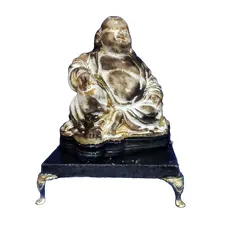 Foto de um(a) Escultura Buddha anos 80, da categoria de Objetos religiosos e espirituais. Buda em resina com pátina envelhecida, base em granito preto e pés dourado metálico. Peça única pelo designer marcelus... Vendido no marketplace Trésors.