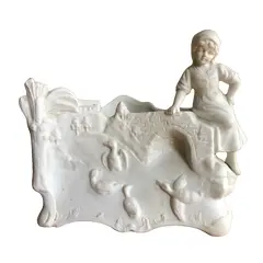 Foto de um(a) Antiga Escultura Floreira Bloco Escultórico Biscuit Francês, da categoria de Escultura. Antiga e delicada floreira em biscuit francês, decorada com lindas “cenas da fazenda” camponesa com patos. Início do século... Vendido no marketplace Trésors.