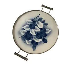 Foto de um(a) Antiga Bandeja Art Deco Majólica Faiança Alemã Azul Borrão, da categoria de Bandejas. Antiga e rara bandeja de majólica alemã, armação em metal prateado. Linda decoração branco e azul borrão. Período Art Deco.... Vendido no marketplace Trésors.