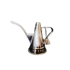Foto de um(a) Almotolia em Inox, Década de 1970, da categoria de Outros utensílios para servir. Almotolia: utensílio para azeite em aço inox com capacidade de 1/4 de litro. Tipicamente português dos anos 1970. Bico fino... Vendido no marketplace Trésors.