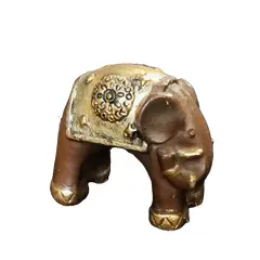 Foto de um(a) Elefante Indiano Anos 70, da categoria de Modelos e estatuetas. Elefante indiano em massa com relevos dourados, década de 1970. A: 3,5 cm / L: 3 cm / P: 2 cm. Vendido no marketplace Trésors.