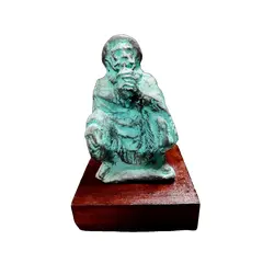 Foto de um(a) Escultura Paixão Cortês, da categoria de Escultura. Escultura em resina com pátina azinhabrada, com base em madeira. Um múltiplo que representa a tradição gaúcha marcada pelo... Vendido no marketplace Trésors.