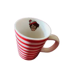 Foto de um(a) Canequinha Wheres Wally, Década de 2000, da categoria de Canecas. Where's wally. Série de livros criados por martin handford em 1980. Sempre perdido e perdendo seus pertences. Caneca em... Vendido no marketplace Trésors.