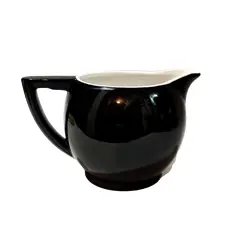 Foto de um(a) Leiteira Porcelana 90'S, da categoria de Leiteira. Leitera em porcelana bi color: nas cores preta por fora e branca por dentro sem marca de fabricante, década de 1990.A: 11 cm... Vendido no marketplace Trésors.