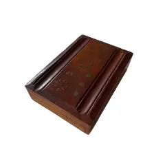 Foto de um(a) Antiga Caixa Decorativa Cigarreira Em Madeira E Bronze, da categoria de Cigarreiras e piteiras. Antiga caixa decorativa ou cigarreira artística em madeira com a tampa com decoração floral em bronze.Medidas 4 x 15 x 11cm. Vendido no marketplace Trésors.