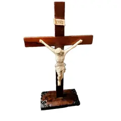 Foto de um(a) Cristo Na Cruz Anos 40, da categoria de Objetos religiosos e espirituais. Cristo na cruz: cristo em pó de mármore com cruz em madeira entalhada, década de 1940 Mede: 43,5cm de altura x 25cm de... Vendido no marketplace Trésors.