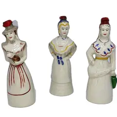 Foto de um(a) Antiga Coleção Garrafinhas Licor Francês Cazanove Bordeaux, da categoria de Garrafas, potes e jarros. Antiga coleção com 3 garrafinhas de licor Cazanove Bordeaux, em porcelana francesa. Altura 15cm cada. Vendido no marketplace Trésors.